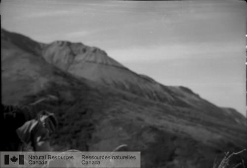 Photo 129388 : Vue vers le NNE-NE de la partie nord du massif du mont Gifford depuis la sation située sur la crête de la partie inférieure herbacée de son  ...