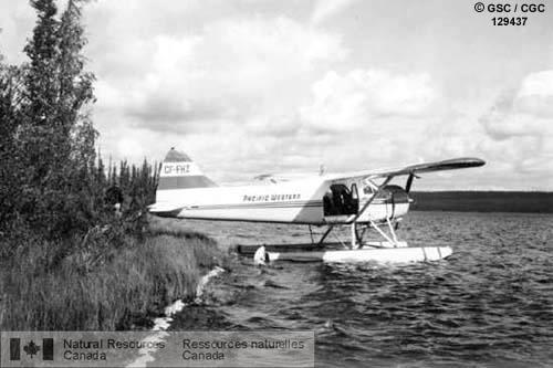 Photo 129437 : Avion de type Beaver sur la rive ouest du lac no. 1, vue vers le nord