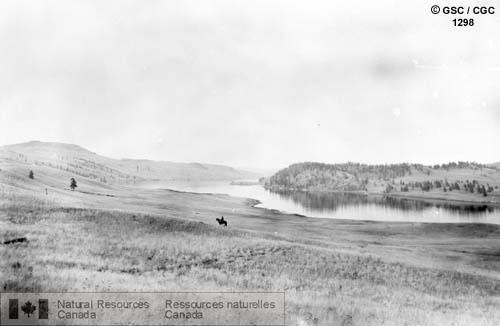 Photo 1298 : Le lac Stump vu du district de South Kamloops en Colombie-Britannique. (Personne à cheval au loin devant une vue imprenable de la vallée).