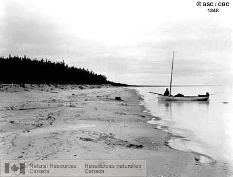 Photo 1348 : Le rivage à l'extrémité nord du lac Winnipeg. On peut voir la plage de sable et la tourbe sur le talus ainsi que deux hommes assis dans un bateau  ...