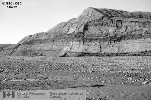 Photo 146772 : Couches de houille et de schiste charbonneux lardées d'argile sableuse et de sable schiteux d'âge Cénozoïque. Les plantes fossiles de ces couches  ...