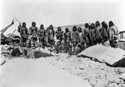 Photo 1510A : Group Of Eskimos, Near Douglas Harbour, Fisher Bay (A Large Group Of Inuit Men, Women And Children Lined Up For Photo) 
