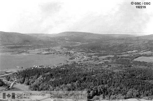Photo 152215 : Le village de Whycocomagh et la vallée de la rivière Skye, vus du mont Salt (Nouvelle-Écosse)