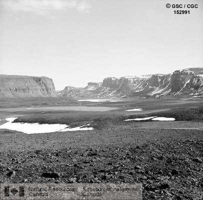 Photo 152991 : Vue sur la vallée de l'Eqalulik, côte est de l'inlet de l'Amiralté, île Baffin (T.N.-O.). Les escarpements s'élèvent à une hauteur de 1,500 pieds par  ...