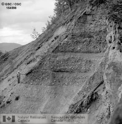 Photo 154598 : Dépôts fluvio-glaciaires sur des matériaux graveleux non glaciaires, rivière Stewart (Yukon)