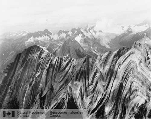 Photo 180345 : Schistosité de pendage raide et parallèle aux plans axiaux dans des couches du Cambrien près de la rivière Sulvian, Rocheuses méridionales (C.-B.).