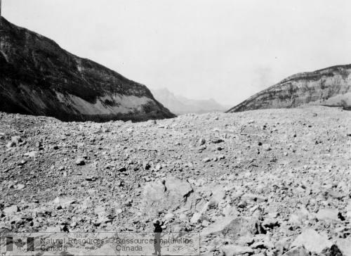 Photo 18367 : Frank Landslide.  Turtle Mountain And Slide