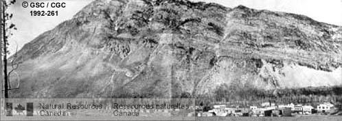 Photo 1992-261 : Les effets du glissement de terrain de Frank (Alberta)