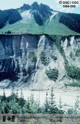 Photo 1996-095 : Vue vers l'ouest au-delà de la rivière Lillooet jusqu'à la base du mont Plinth. Le tephra de Bridge River (Brvft) forme un dépôt de 60 m d' épaisseur  ...