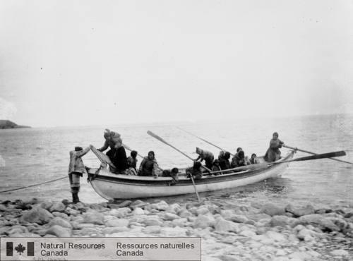Photo 199678 : Baleinière d'autochtones, île Bylot, 1903. A cette époque, ces gens étaient les habitants les plus septentrionaux du Canada.