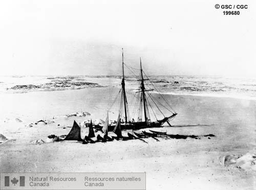 Photo 199680 : Préparation des baleinières pour la chasse printanière au cap Fullerton, 1904
