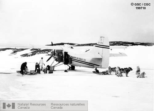 Photo 199710 : Avion Beaver ulitisé pour déplacer l'équipement du camp au centre du district de Keewatin