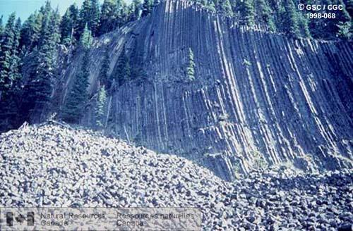 Photo 1998-068 : Vue vers le sud-est d'une coulée de lave basaltique à colonnade (joints prismatiques) de 35 mètres d'épaisseur environ (probablement d'âge Miocène)  ...