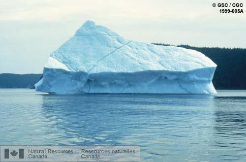Photo 1999-005A : Iceberg échoué à l'embouchure de la Bay of Exploits. Terre-Neuve