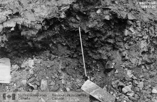 Photo 1999-012C : Couverture colluviale, Chaîne de Dawson. Mesurée au ruban B mesurer : 50cm de long. Dans cette région, les colluvions formées par la désintégration  ...