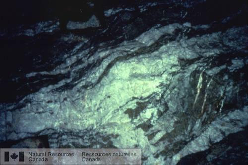 Photo 1999-016G : Filon de quartz, « filon 05 », niveau 6600, mine Macassa, montrant de multiples stades de remplissage filonien