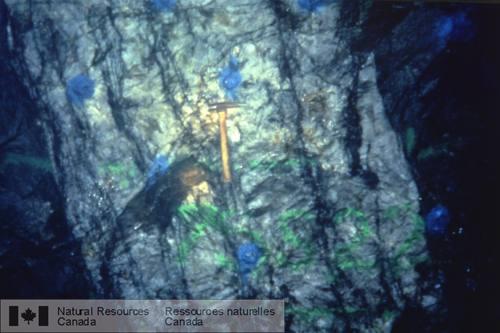 Photo 1999-016I : Filon de quartz laminé; mine Jolu, ceinture de LaRonge, Saskatchewan
