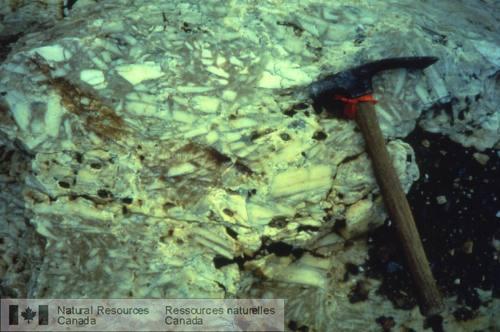 Photo 1999-016M : Brèche jaspéroïde; gisement de Kodiak A, mine Golden Bear, Colombie-Britannique