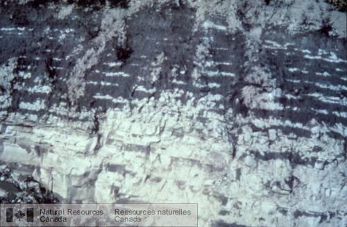 Photo 1999-025A : Limons glaciolacustres stratifiés