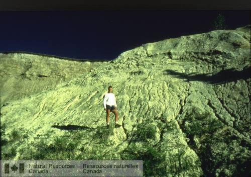 Photo 1999-040C : Érosion en rigoles sur lescarpement secondaire dun glissement de terrain