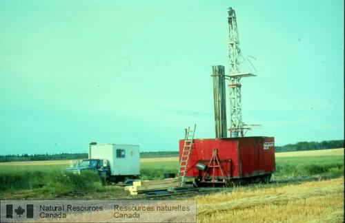 Photo 2000-001 : Camion pour diagraphies géophysiques de forage et foreuse au diamant de la CGC servant à réaliser un carottage au site de Smeaton, le 4 septembre  ...