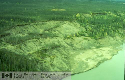 Photo 2000-038 : Glissement rotationnel dans des sédiments deltaïques du lac glaciaire Mackenzie, près de lembouchure de la rivière Mountain, T.N.-O.
