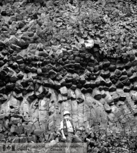 Photo 2000-121 : Fractures columnaires dans une coulée de lave solidifiée. Ces fractures polygonales en agencement régulier résultent de la contraction lors du  ...