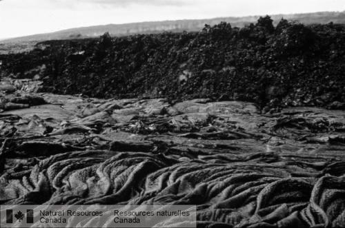 Photo 2000-122 : Laves pahoehoe (à lavant-plan) et aa (à larrière-plan)