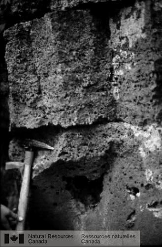Photo 2000-124 : Vésicules dans de la lave solidifiée. Parc provincial de Wells Gray, Colombie-Britannique