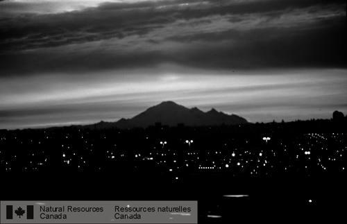 Photo 2000-127 : Le mont Baker et son stratovolcan caractéristique avec des flancs raides et un sommet aiguisé