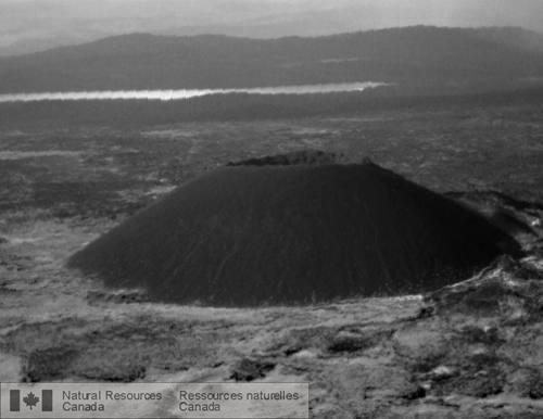 Photo 2000-129 : Le cône dEve est un cône de cendres récent et bien conservé au mont Edziza, Colombie-Britannique