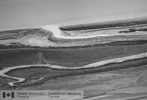 Photo 2000-164 : Les régions côtières se composent destrans vaseux et de marais salants, ces derniers occupant la zone intertidale supérieure. Un marais salant de  ...