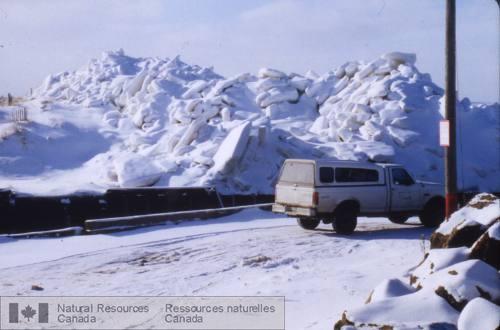 Photo 2001-008 : Chaque année, de la glace de mer se forme dans le Canada atlantique atteignant son étendue maximale en février et en mars. Souvent, la glace  ...