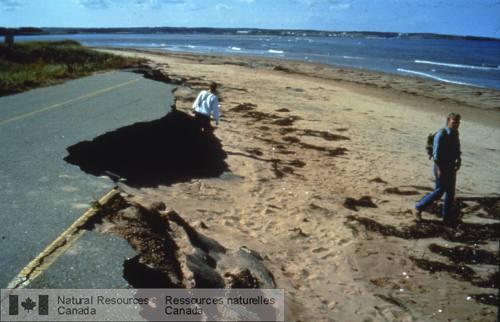 Photo 2001-010 : Lélévation du niveau de la mer augmentera les niveaux dénergie des vagues à la côte et intensifiera les rythmes de changement. Des exemples comme la  ...