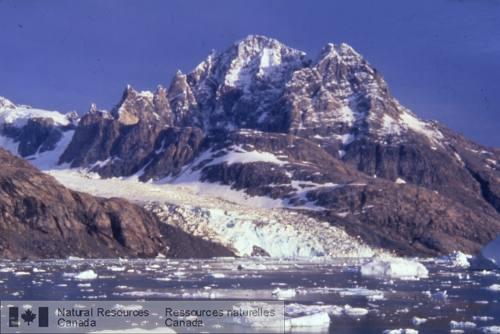 Photo 2001-011 : Une fabrique dicebergs! La glace en provenance des glaciers du Groenland et de lArctique canadien dérive vers le sud en suivant les courants  ...