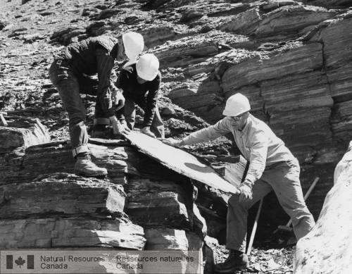 Photo 2001-015A : Ouvriers déplaçant une dalle de shale