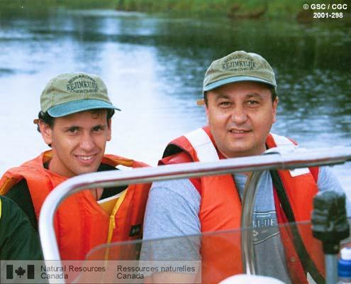 Photo 2001-298 : Goran Pavlic (CCT/SCE) et Seth Hoffman (l'université de Boston) en route vers un champ d'érable à sucre via un raccourci, lac Kejimkujik, Nouvelle  ...