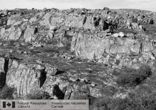 Photo 2002-764 : Des rangées de falaises soulignent des unités de coulée de lave individuelles subhorizontales à environ 1 km à l'est de l'emplacement de référence 3.