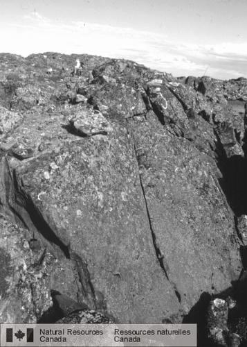 Photo 2002-765 : Coulée de lave massive individuelle, dune épaisseur supérieure à 25 m (un homme se trouve au sommet)
