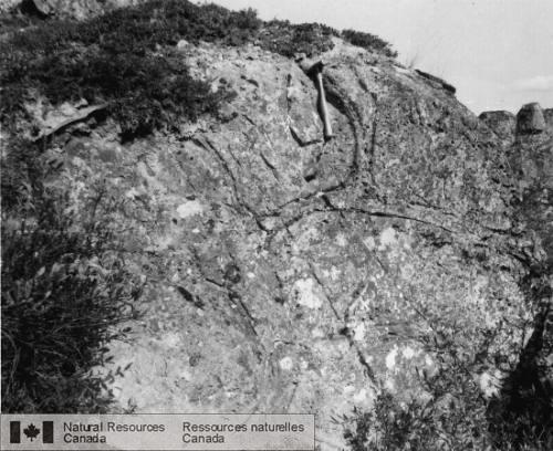 Photo 2002-775 : Tubes de basalte en coussins non déformés du côté sud de lanticlinal principal; sommets présentant des vacuoles grossières.