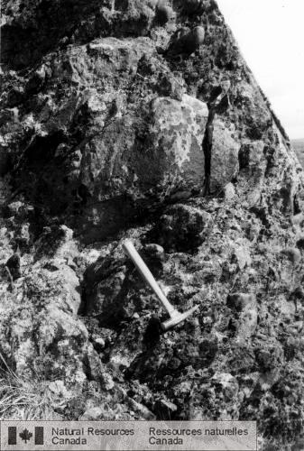 Photo 2002-776 : Brèche de blocs dacitiques sur le flanc sud-ouest dun dôme composite situé à 3 km au nord-est du lac Keish