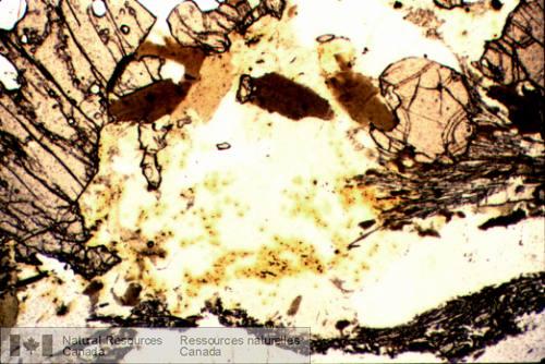 Photo 2003-058 : Photomicrographies de gneiss alumineux. Assemblage cordiérite-grenat-sillimanite (Complexe gneissique de Bondy). Noter l'abondance de zircon  ...