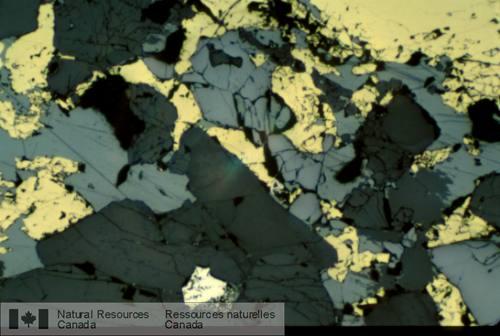Photo 2003-075 : Photomicrographie d'une métabasite cuprifère avec chalcopyrite, clinopyroxène et magnétite (Système hydothermal métamorphisé du Complexe gneissique  ...