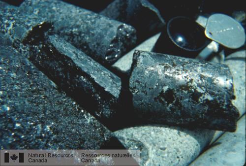 Photo 2003-080 : Carotte de forage de l'indice de graphite du lac Carmin