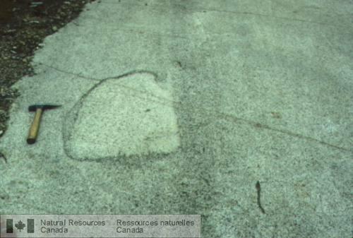 Photo 2003-088 : Bloc érodé dans l'Intrusion litée de Lacordaire. Du matériel anorthositique est étalé latéralement le long du plan d'érosion à partir d'un des cotés  ...