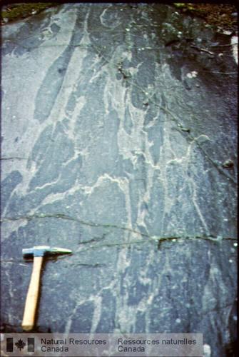 Photo 2003-164 : Dyke composite mafique-felsique avec textures de mélange de magmas dans la zone de Nominingue-Chénéville