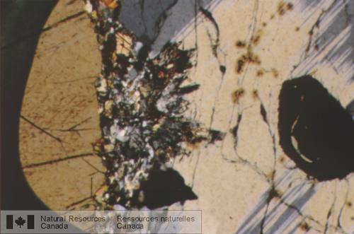 Photo 2003-216 : Photomicrographie d'un gneiss alumineux avec sillimanite rétrograde formée au contact cordiérite-orthopyroxène