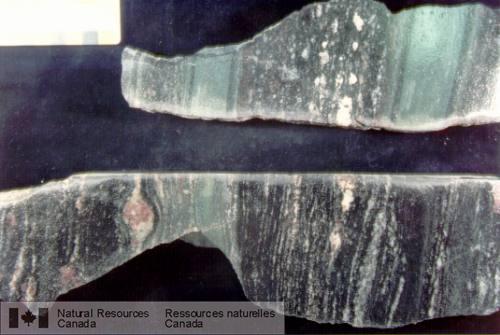 Photo 2003-266 : Gneiss à biotite et skarns intercalés avec les feuillets de monzonite du Pluton de Lac Chevreuil