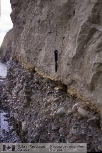 Photo 2003-297 : Gravier dépandage fluvioglaciaire de montagne recouvert de till de montagne, le long de la rivière Sheep