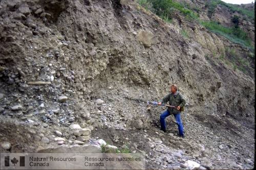Photo 2003-298 : Gravier dépandage fluvioglaciaire recouvert de till de montagne (Albertain)